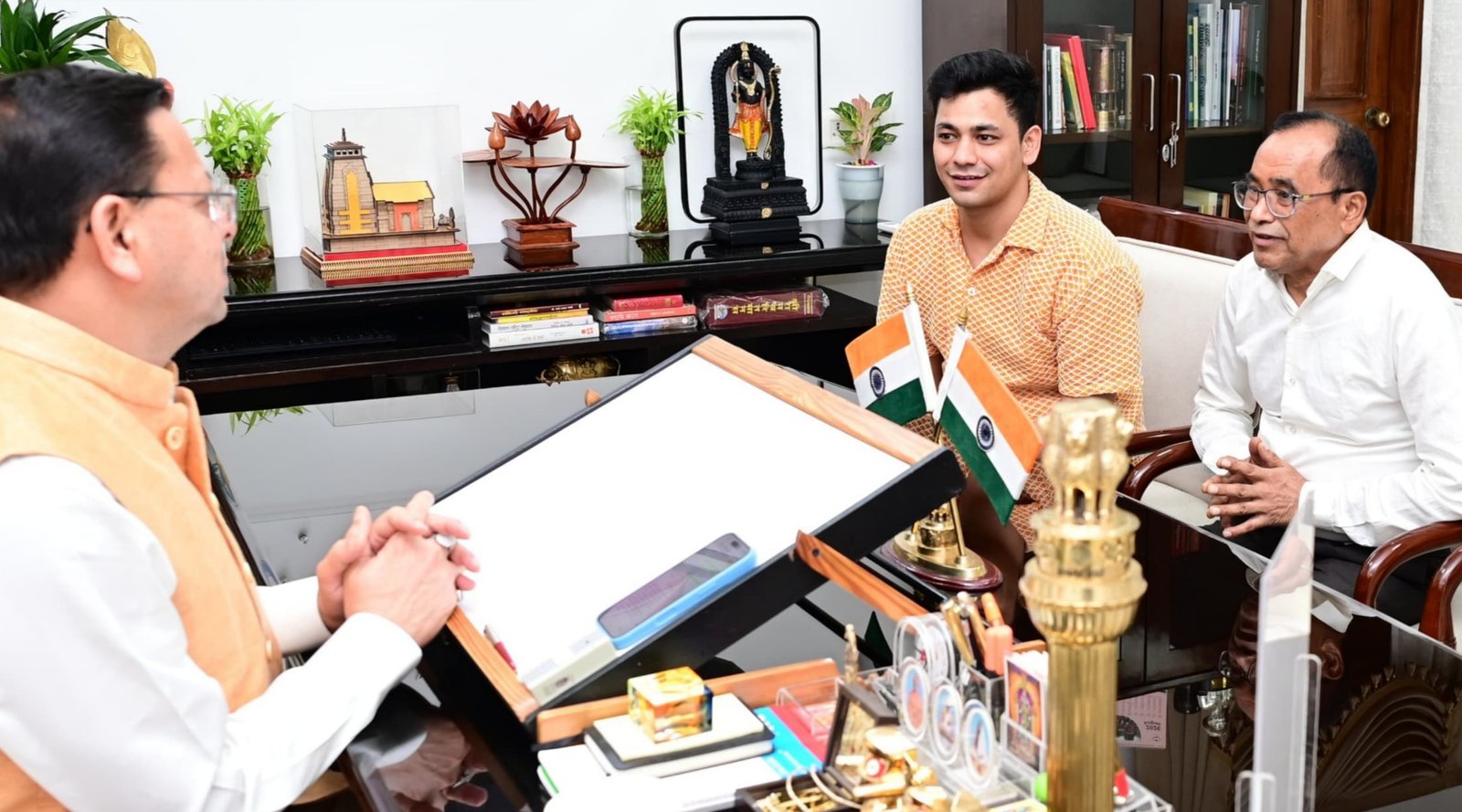 मुख्यमंत्री धामी से मिले शेफ केशव नेगी, सहयोग के लिए जताया आभार