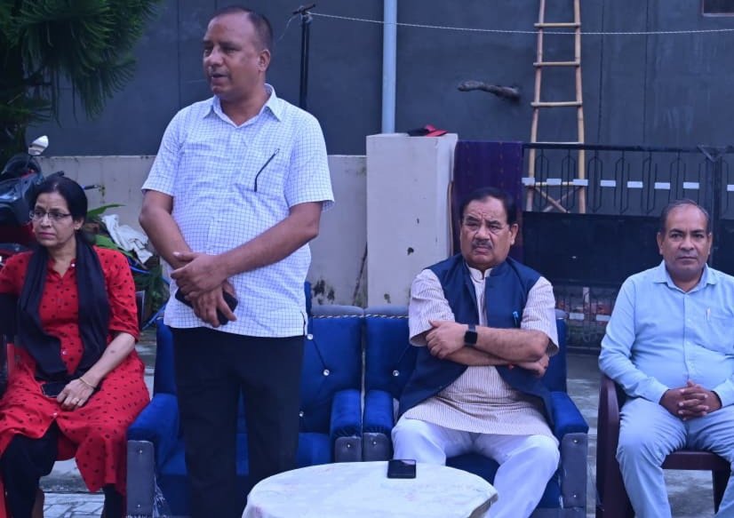 कांग्रेस नेता सूरत सिंह नेगी के आवास पहुंचे हरक सिंह, कहा कारवाई बदले की भावना