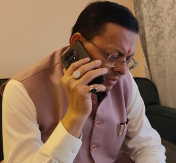नीति घाटी मे लापता हवलदार पंकज के परिजनों से वार्ता कर सीएम ने दिया मदद का भरोसा
