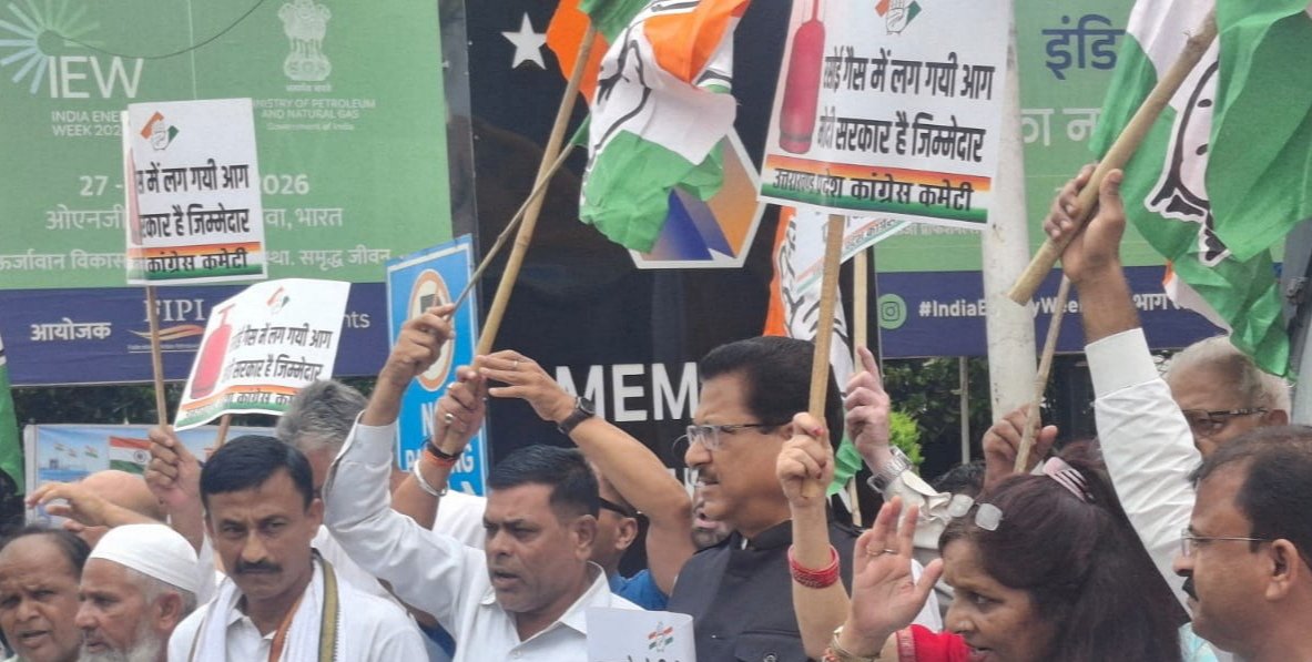 चीनी की बढ़ी कीमतों और इथेनॉल मिलावट वाले पेट्रोल के खिलाफ कांग्रेस का प्रदर्शन