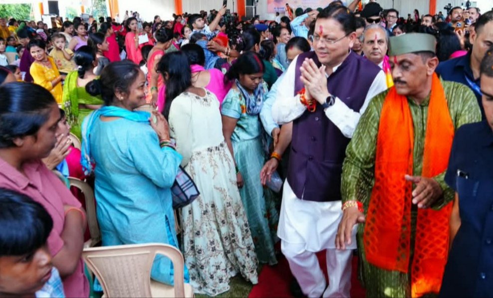 सीएम ने बहनों के बीच पहुंचकर बंधायी राखी,मातृशक्ति के सम्मान और सशक्तिकरण का दोहराया संकल्प