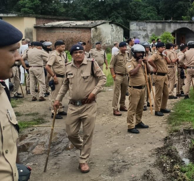गौ हत्यारों और नशा तस्करों के घरों पर गरजा बुलडोजर, आधा दर्जन अवैध निर्माण ध्वस्त